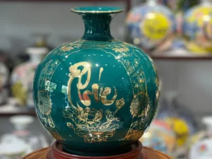 Bình gốm cao cấp với họa tiết vẽ vàng sang trọng