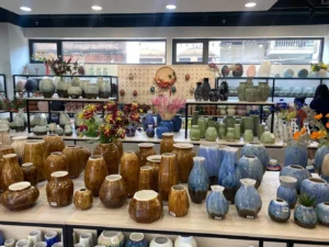 Nhiều gian hàng bán lọ hoa gốm sứ giá rẻ tại chợ gốm cổ Bát Tràng