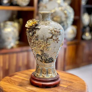 Khám phá vẻ đẹp cổ kính và quy trình chế tác kỳ công của bình gốm men rạn Bát Tràng. Tuyệt tác nghệ thuật độc bản mang dấu ấn thời gian cho không gian sống.