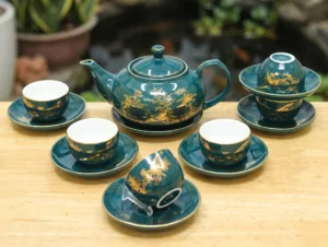 Khám phá lý do bộ ấm chén gốm sứ Bát Tràng là món quà biếu tặng tuyệt vời nhất. Hướng dẫn chọn ấm chén tặng sếp, đối tác và người thân chuẩn phong thủy.